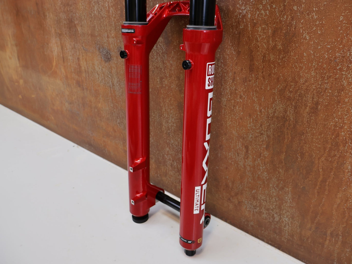 Federgabel von Rock Shox, ROCKSHOX BOXXER ULTIMATE D1 / 27,5 ZOLL / 200 MM / BOOST / ELECTRIC RED vor USEDBIKES - OB.DE Hintergrund