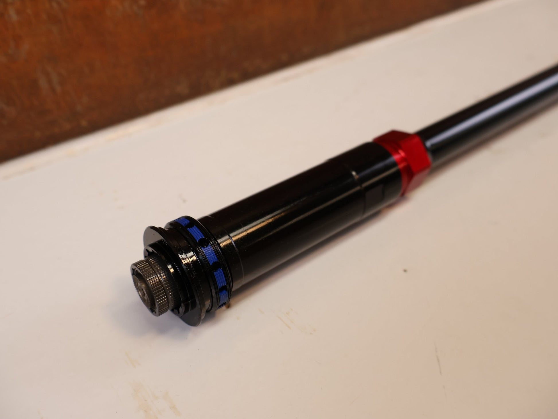 Federgabel von Rock Shox, ROCKSHOX CHARGER 3 RC2 DÄMPFER UPGRADE KIT ZEB vor USEDBIKES-OB.DE Hintergrund