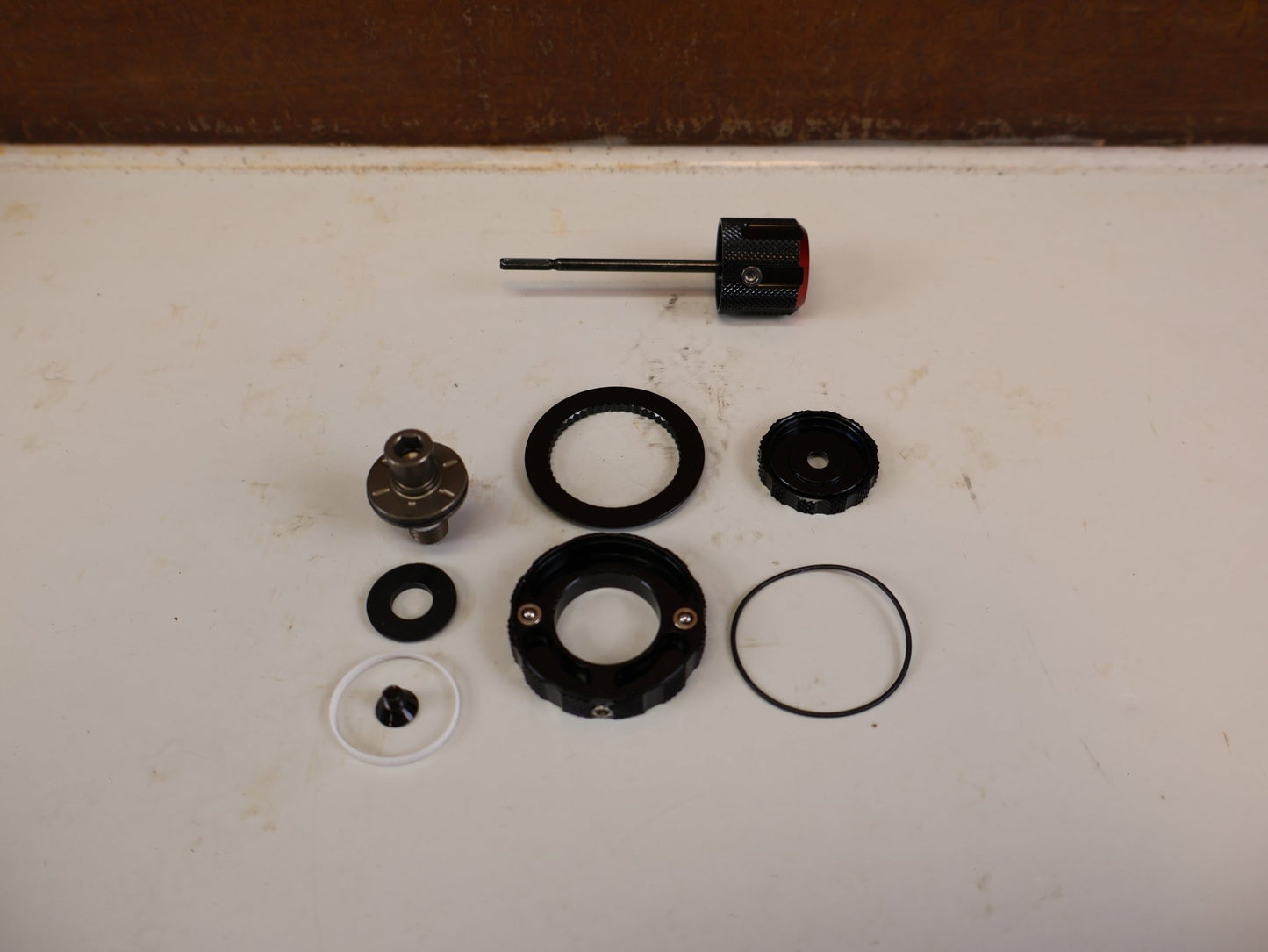 Federgabel von Rock Shox, ROCKSHOX CHARGER 3 RC2 DÄMPFER UPGRADE KIT ZEB vor USEDBIKES-OB.DE Hintergrund