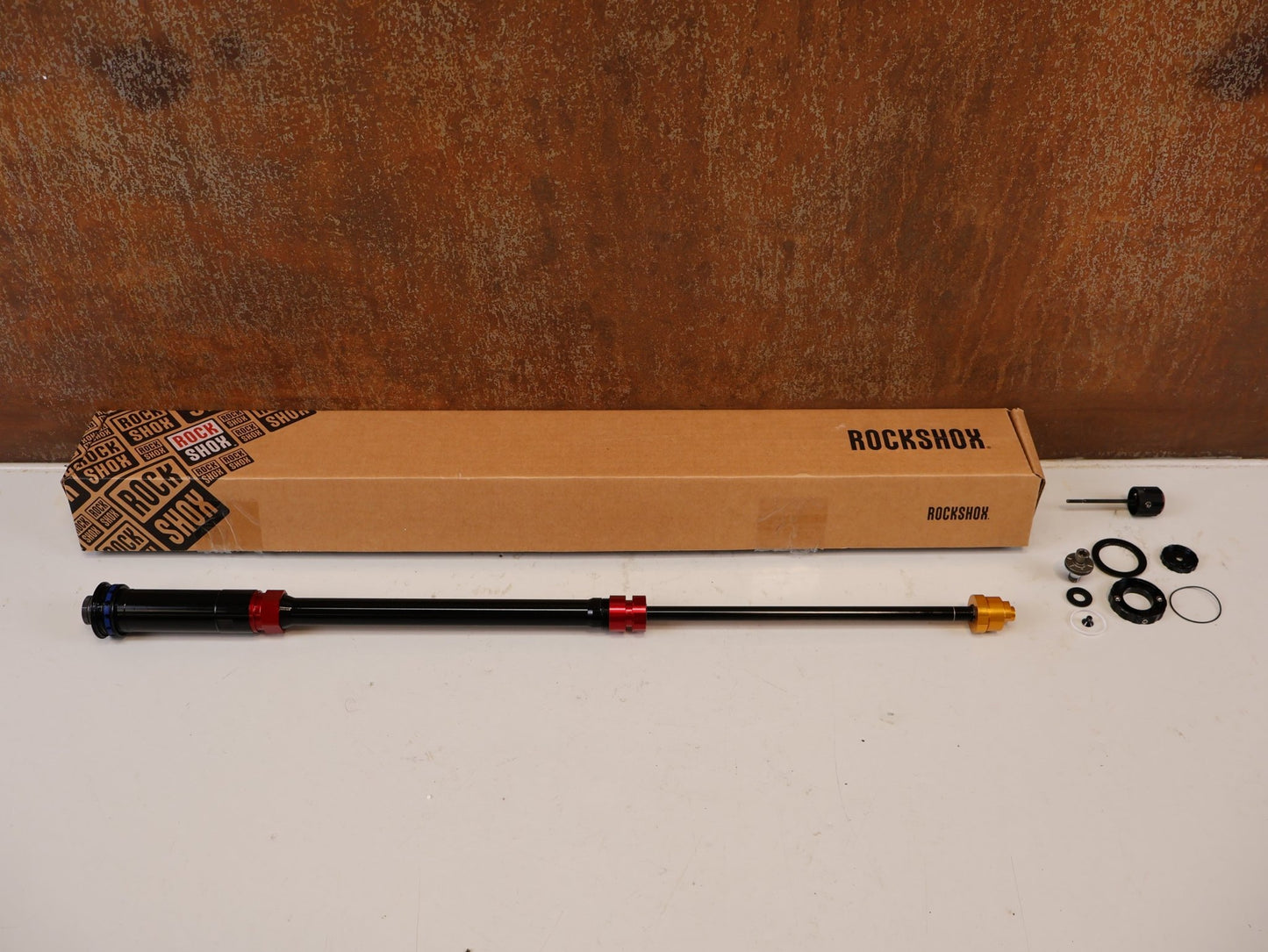 Federgabel von Rock Shox, ROCKSHOX CHARGER 3 RC2 DÄMPFER UPGRADE KIT ZEB vor USEDBIKES-OB.DE Hintergrund