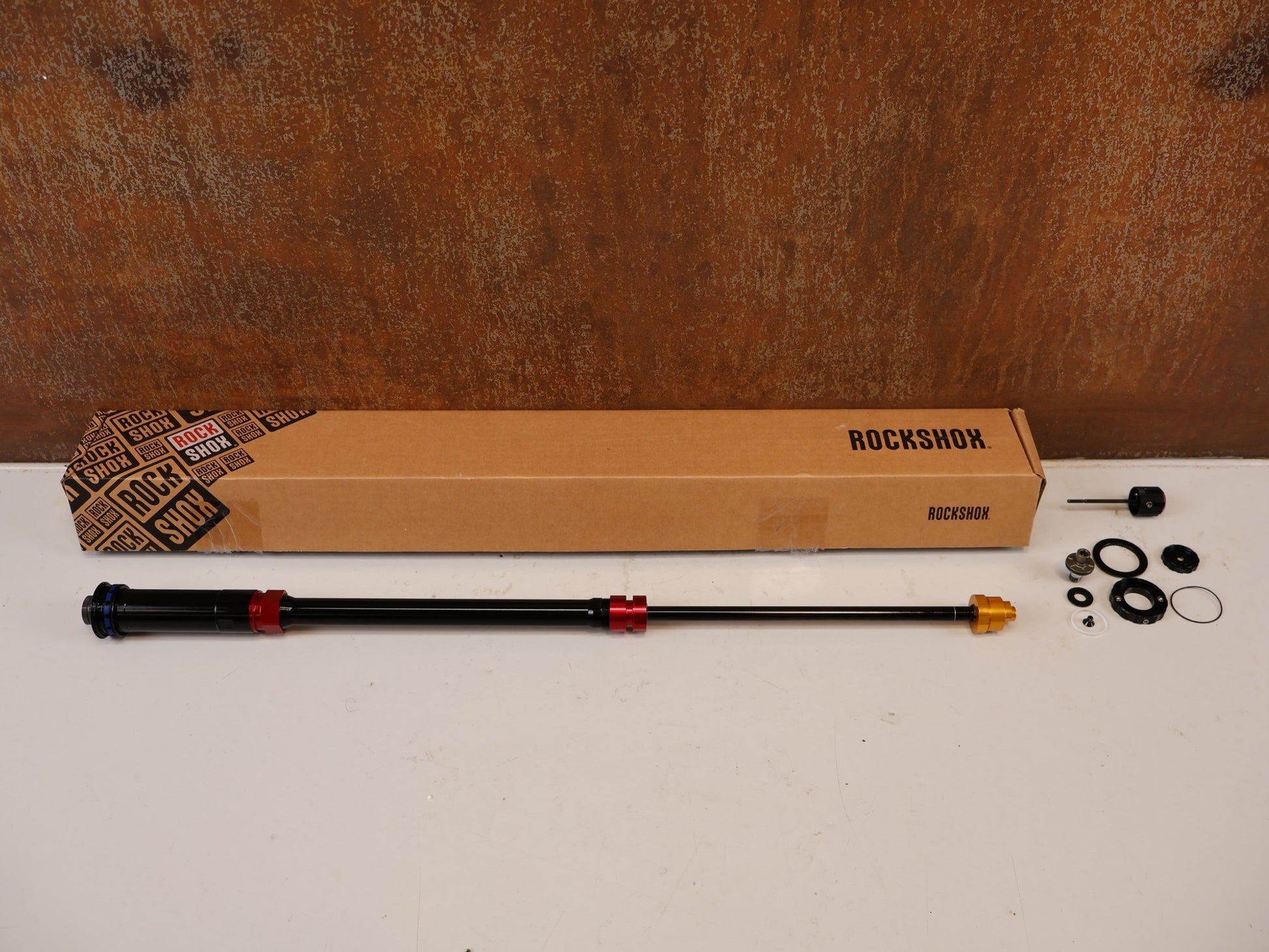 Federgabel von Rock Shox, ROCKSHOX CHARGER 3 RC2 DÄMPFER UPGRADE KIT ZEB vor USEDBIKES-OB.DE Hintergrund