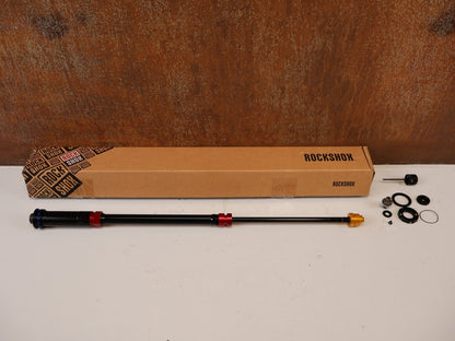 Federgabel von Rock Shox, ROCKSHOX CHARGER 3 RC2 DÄMPFER UPGRADE KIT ZEB vor USEDBIKES-OB.DE Hintergrund