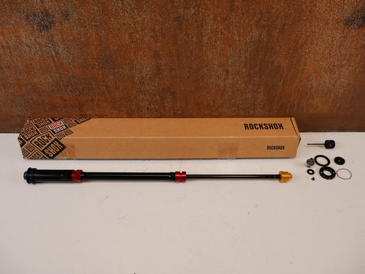 Federgabel von Rock Shox, ROCKSHOX CHARGER 3 RC2 DÄMPFER UPGRADE KIT ZEB vor USEDBIKES-OB.DE Hintergrund