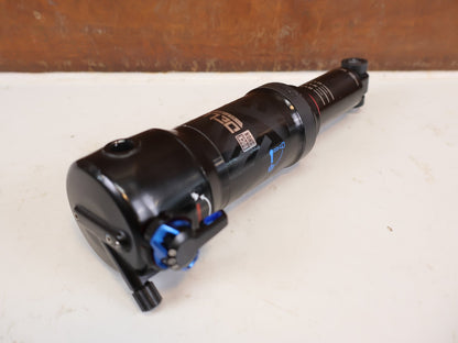Federgabel & Dämpfer von Rock Shox, RockShox Deluxe Ultimate RCT DebonAir Trunnion 185x50 Dämpfer vor USEDBIKES-OB.DE Hintergrund