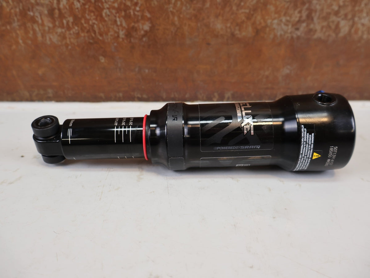 Federgabel & Dämpfer von Rock Shox, RockShox Deluxe Ultimate RCT DebonAir Trunnion 185x50 Dämpfer vor USEDBIKES-OB.DE Hintergrund