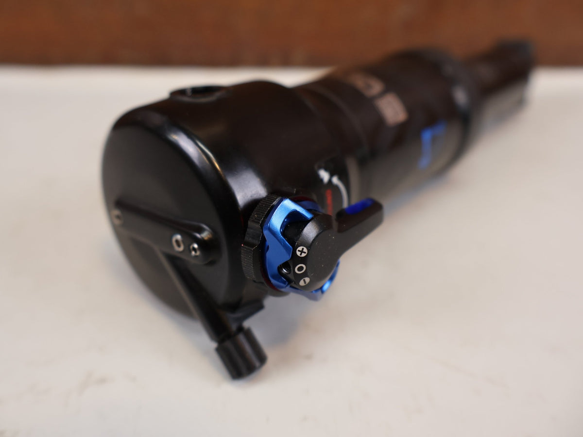 Federgabel & Dämpfer von Rock Shox, RockShox Deluxe Ultimate RCT DebonAir Trunnion 185x50 Dämpfer vor USEDBIKES-OB.DE Hintergrund
