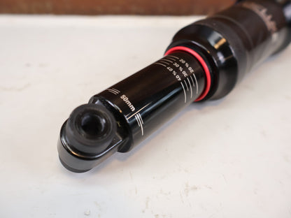 Federgabel & Dämpfer von Rock Shox, RockShox Deluxe Ultimate RCT DebonAir Trunnion 185x50 Dämpfer vor USEDBIKES-OB.DE Hintergrund