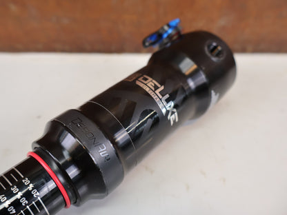 Federgabel & Dämpfer von Rock Shox, RockShox Deluxe Ultimate RCT DebonAir Trunnion 185x50 Dämpfer vor USEDBIKES-OB.DE Hintergrund