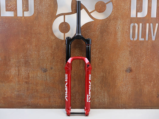 Federgabel von Rock Shox, ROCKSHOX LYRIK ULTIMATE 29" FEDERGABEL / 150 MM / CHARGER 3 / BOOST / ELECTRIC RED vor USEDBIKES-OB.DE Hintergrund