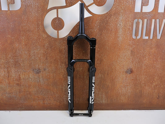 Federgabel von Rock Shox, ROCKSHOX LYRIK ULTIMATE D1 29" 150 MM FEDERGABEL vor USEDBIKES-OB.DE Hintergrund
