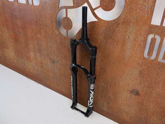 Federgabel von Rock Shox, ROCKSHOX LYRIK ULTIMATE D1 29" 150 MM FEDERGABEL vor USEDBIKES-OB.DE Hintergrund