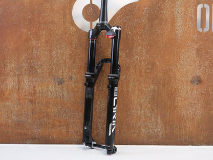 Federgabel von Rock Shox, ROCKSHOX LYRIK ULTIMATE FLIGHT ATTENDANT 29" / 150 MM / BOOST / GLOSS BLACK vor USEDBIKES-OB.DE Hintergrund