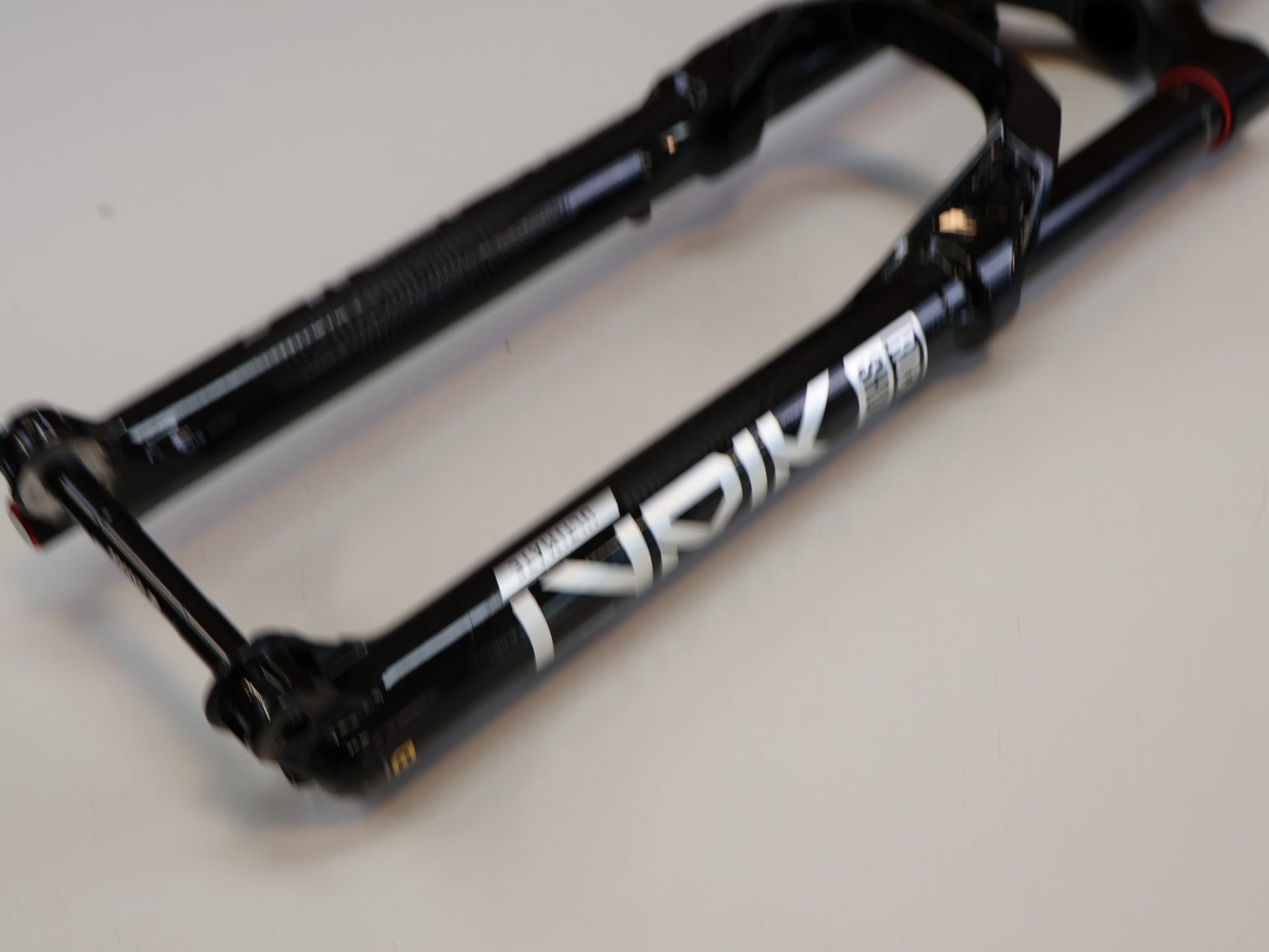 Federgabel von Rock Shox, ROCKSHOX LYRIK ULTIMATE FLIGHT ATTENDANT 29" / 150 MM / BOOST / GLOSS BLACK vor USEDBIKES-OB.DE Hintergrund