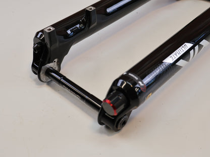 Federgabel von Rock Shox, ROCKSHOX LYRIK ULTIMATE FLIGHT ATTENDANT 29" / 150 MM / BOOST / GLOSS BLACK vor USEDBIKES-OB.DE Hintergrund