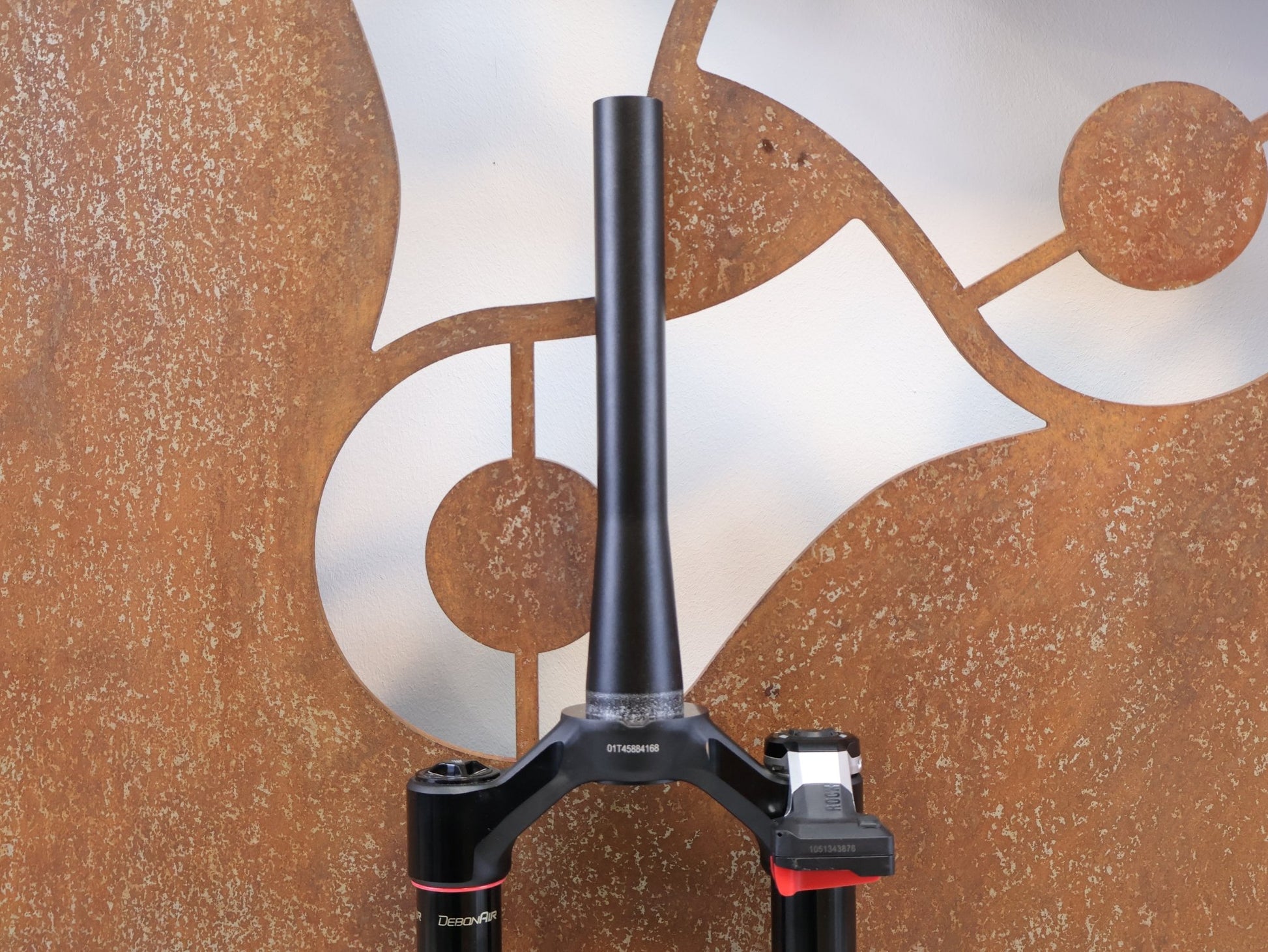 Federgabel von Rock Shox, ROCKSHOX LYRIK ULTIMATE FLIGHT ATTENDANT 29" / 150 MM / BOOST / GLOSS BLACK vor USEDBIKES-OB.DE Hintergrund