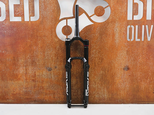 Federgabel von Rock Shox, ROCKSHOX LYRIK ULTIMATE FLIGHT ATTENDANT 29" / 150 MM / BOOST / GLOSS BLACK vor USEDBIKES-OB.DE Hintergrund