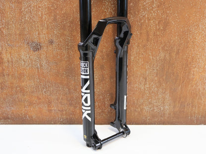 Federgabel von Rock Shox, ROCKSHOX LYRIK ULTIMATE FLIGHT ATTENDANT 29" / 150 MM / BOOST / GLOSS BLACK vor USEDBIKES-OB.DE Hintergrund