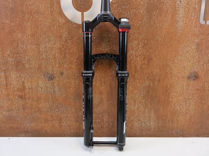 Federgabel von Rock Shox, ROCKSHOX LYRIK ULTIMATE FLIGHT ATTENDANT 29" / 150 MM / BOOST / GLOSS BLACK vor USEDBIKES-OB.DE Hintergrund