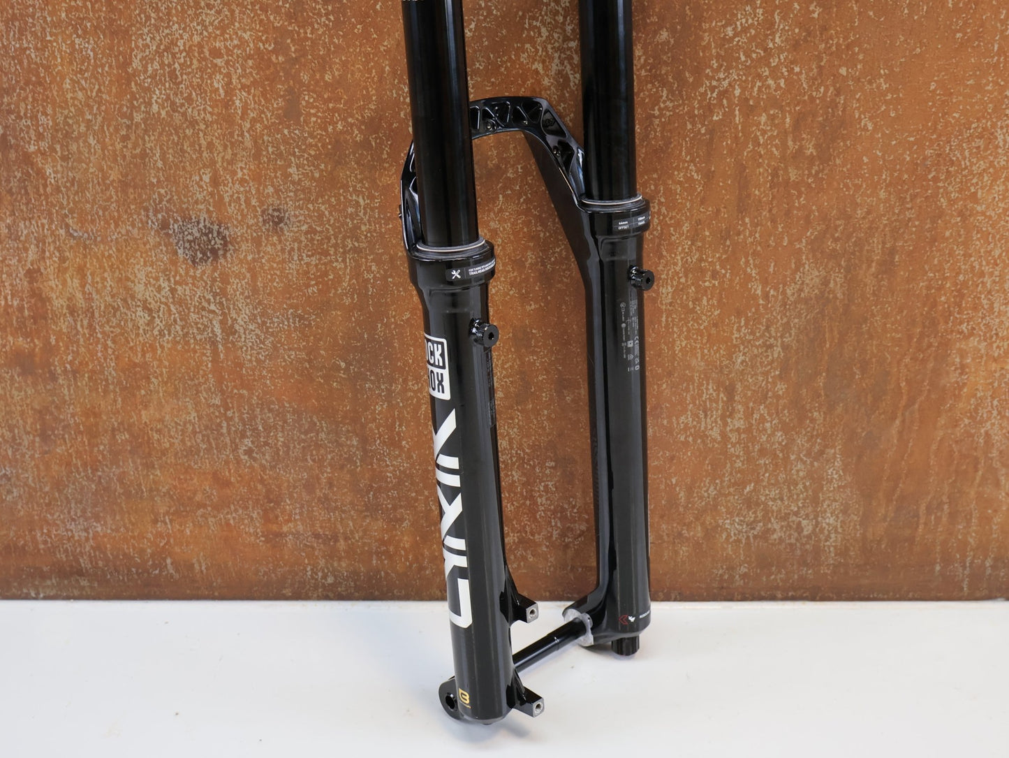 Federgabel von Rock Shox, ROCKSHOX LYRIK ULTIMATE FLIGHT ATTENDANT 29" / 150 MM / BOOST / GLOSS BLACK vor USEDBIKES-OB.DE Hintergrund