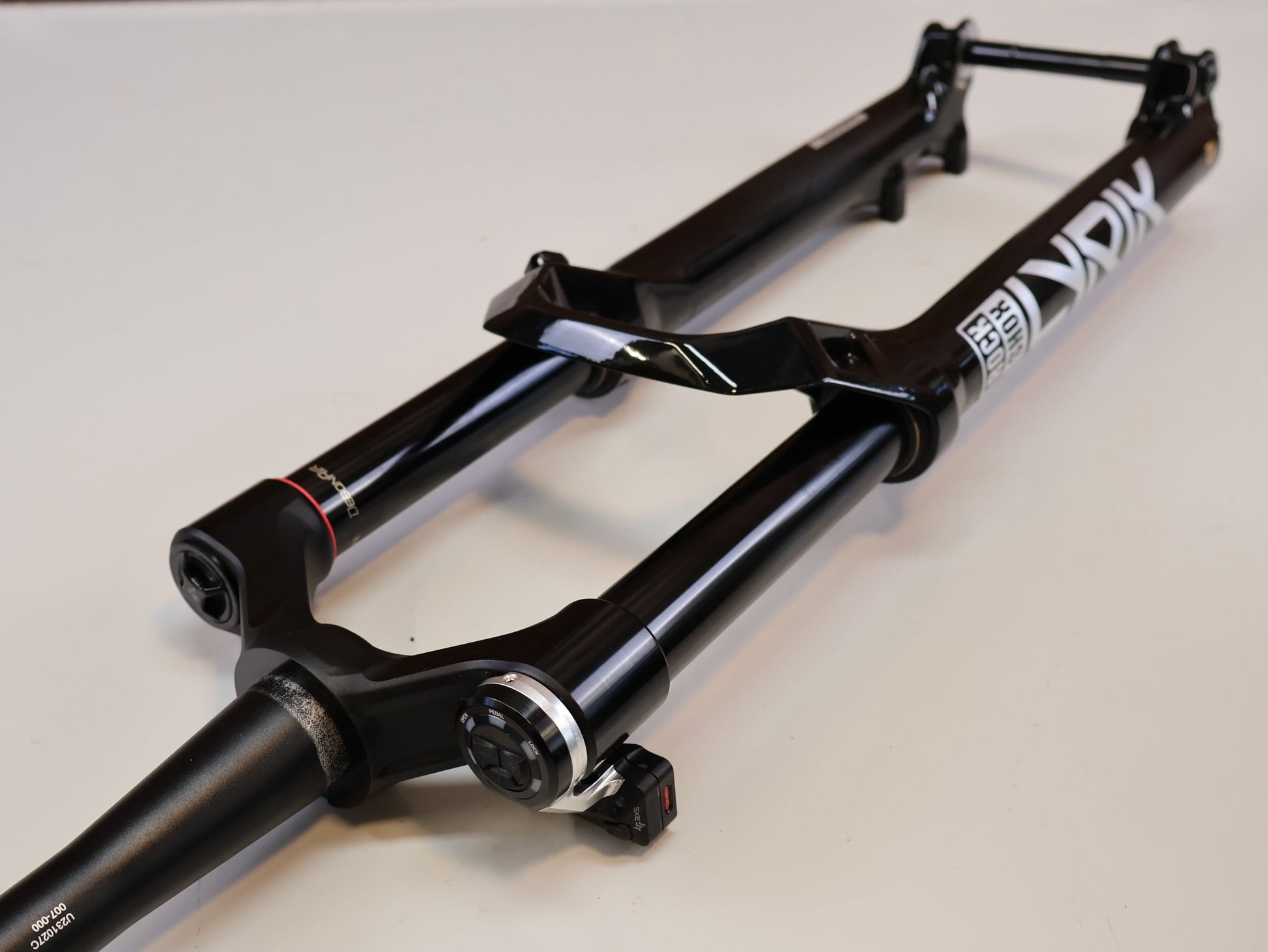 Federgabel von Rock Shox, ROCKSHOX LYRIK ULTIMATE FLIGHT ATTENDANT 29" / 150 MM / BOOST / GLOSS BLACK vor USEDBIKES-OB.DE Hintergrund