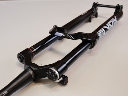 Federgabel von Rock Shox, ROCKSHOX LYRIK ULTIMATE FLIGHT ATTENDANT 29" / 150 MM / BOOST / GLOSS BLACK vor USEDBIKES-OB.DE Hintergrund
