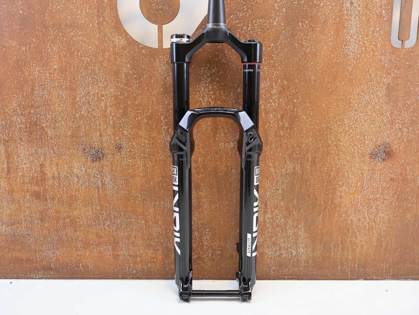 Federgabel von Rock Shox, ROCKSHOX LYRIK ULTIMATE FLIGHT ATTENDANT 29" / 150 MM / BOOST / GLOSS BLACK vor USEDBIKES-OB.DE Hintergrund