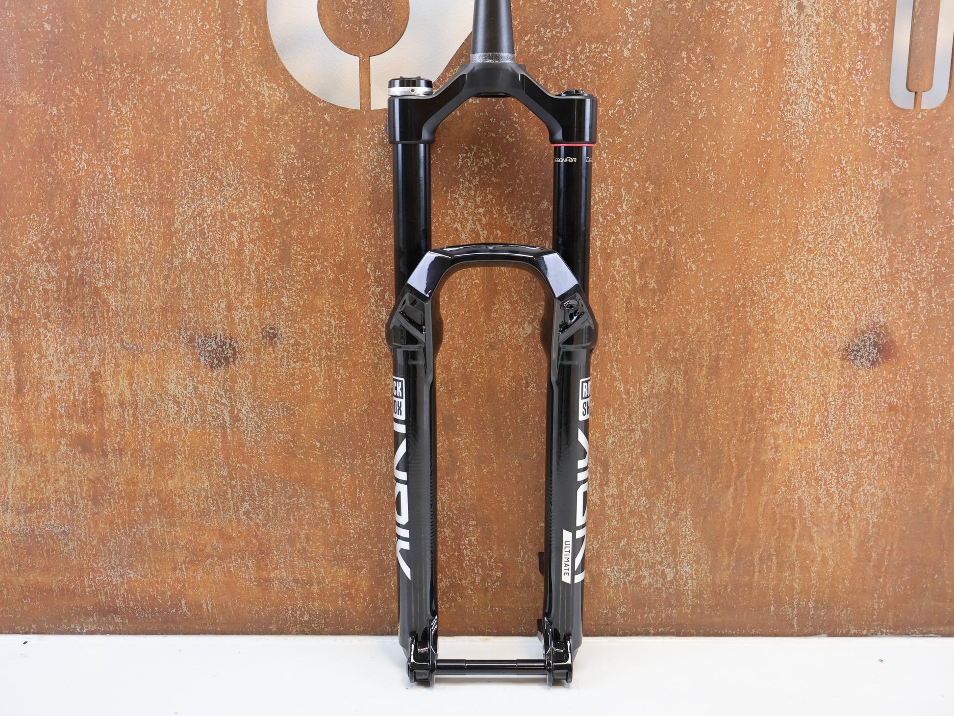 Federgabel von Rock Shox, ROCKSHOX LYRIK ULTIMATE FLIGHT ATTENDANT 29" / 150 MM / BOOST / GLOSS BLACK vor USEDBIKES-OB.DE Hintergrund