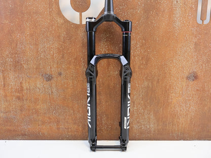 Federgabel von Rock Shox, ROCKSHOX LYRIK ULTIMATE FLIGHT ATTENDANT 29" / 150 MM / BOOST / GLOSS BLACK vor USEDBIKES-OB.DE Hintergrund