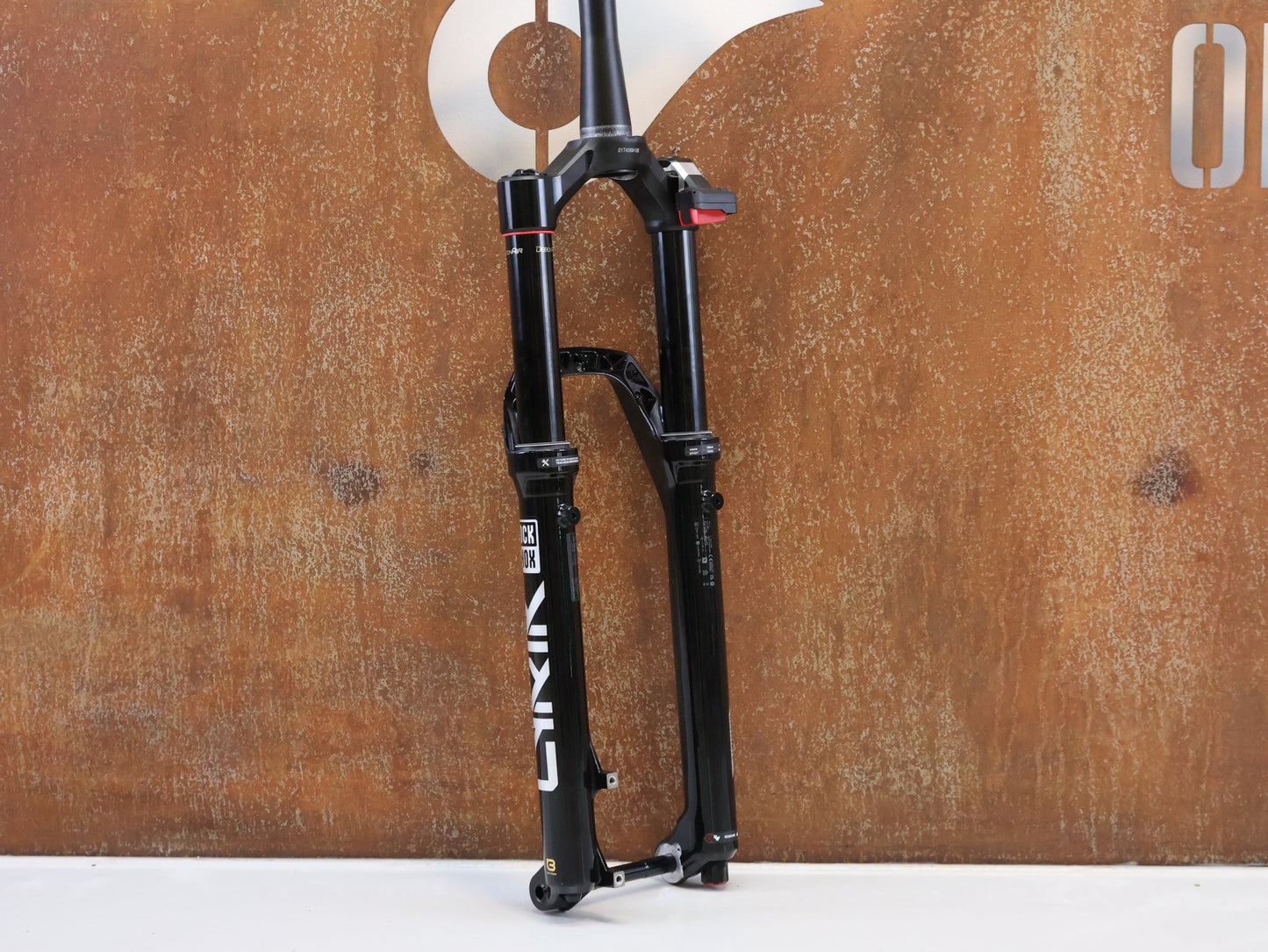 Federgabel von Rock Shox, ROCKSHOX LYRIK ULTIMATE FLIGHT ATTENDANT 29" / 150 MM / BOOST / GLOSS BLACK vor USEDBIKES-OB.DE Hintergrund