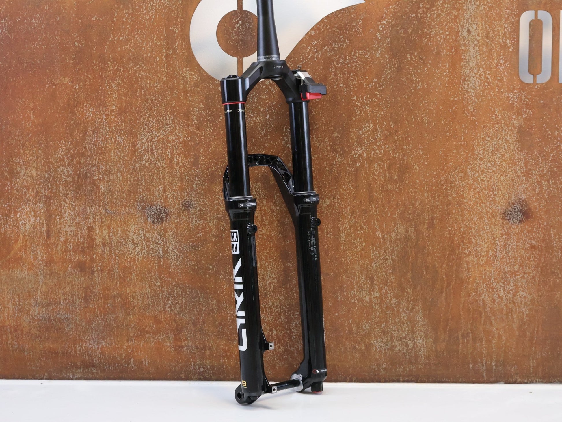 Federgabel von Rock Shox, ROCKSHOX LYRIK ULTIMATE FLIGHT ATTENDANT 29" / 150 MM / BOOST / GLOSS BLACK vor USEDBIKES-OB.DE Hintergrund