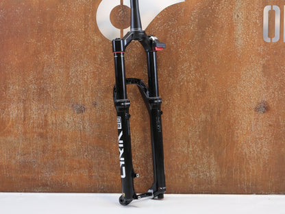 Federgabel von Rock Shox, ROCKSHOX LYRIK ULTIMATE FLIGHT ATTENDANT 29" / 150 MM / BOOST / GLOSS BLACK vor USEDBIKES-OB.DE Hintergrund