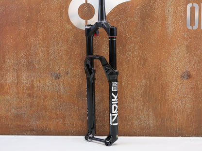Federgabel von Rock Shox, ROCKSHOX LYRIK ULTIMATE FLIGHT ATTENDANT 29" / 150 MM / BOOST / GLOSS BLACK vor USEDBIKES-OB.DE Hintergrund