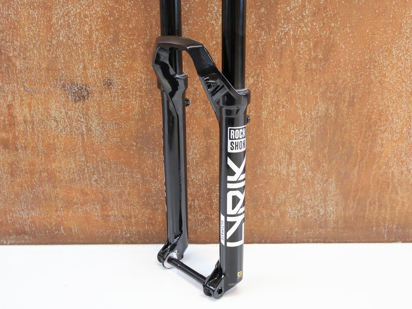 Federgabel von Rock Shox, ROCKSHOX LYRIK ULTIMATE FLIGHT ATTENDANT 29" / 150 MM / BOOST / GLOSS BLACK vor USEDBIKES-OB.DE Hintergrund