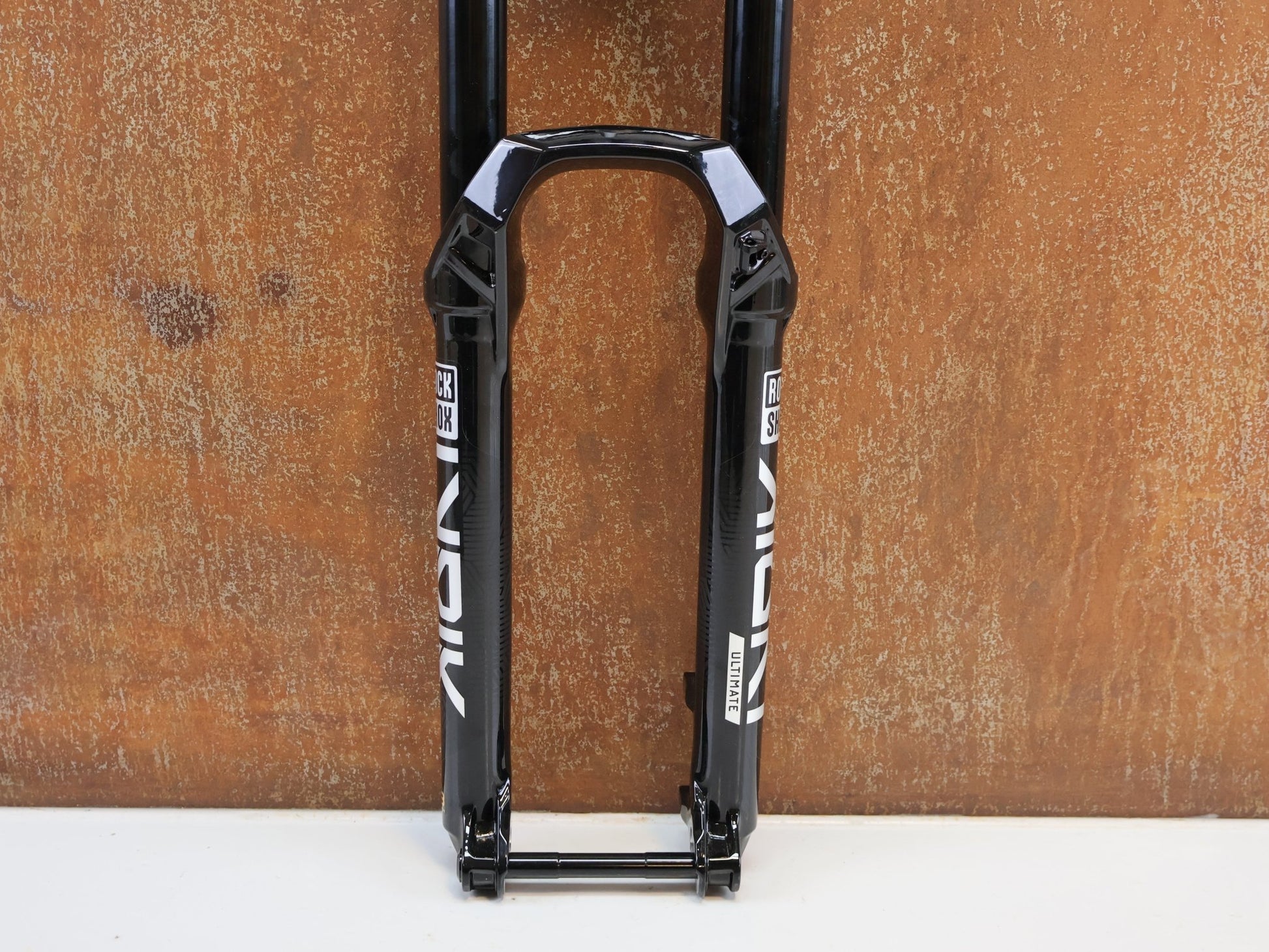 Federgabel von Rock Shox, ROCKSHOX LYRIK ULTIMATE FLIGHT ATTENDANT 29" / 150 MM / BOOST / GLOSS BLACK vor USEDBIKES-OB.DE Hintergrund