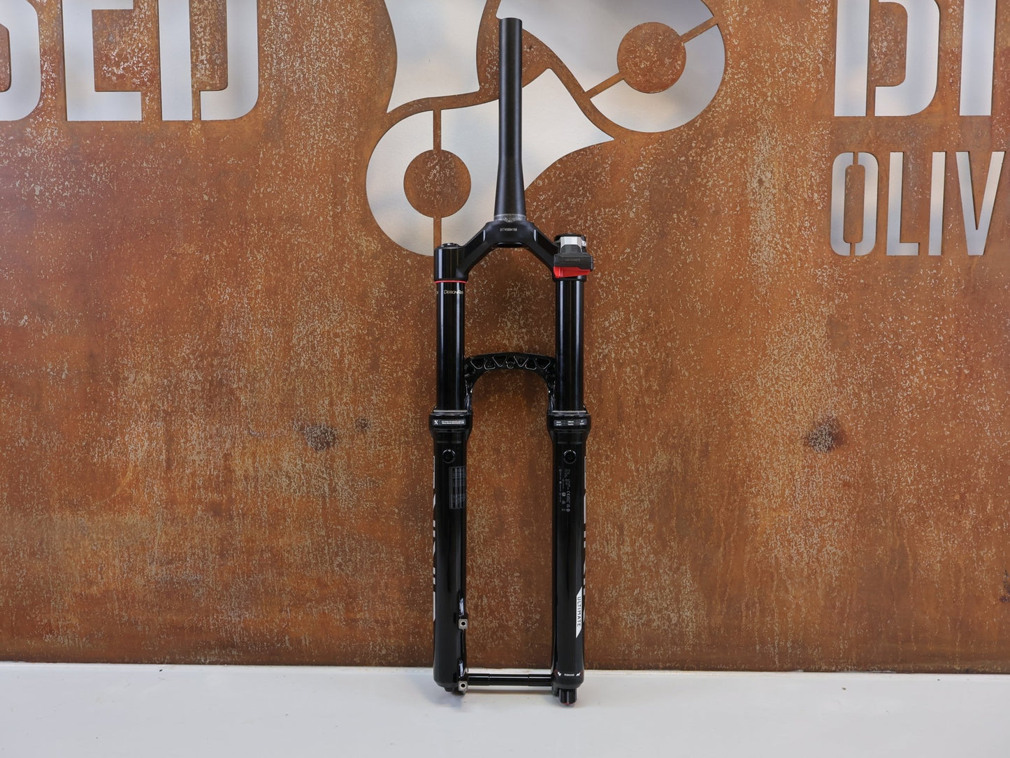 Federgabel von Rock Shox, ROCKSHOX LYRIK ULTIMATE FLIGHT ATTENDANT 29" / 150 MM / BOOST / GLOSS BLACK vor USEDBIKES-OB.DE Hintergrund
