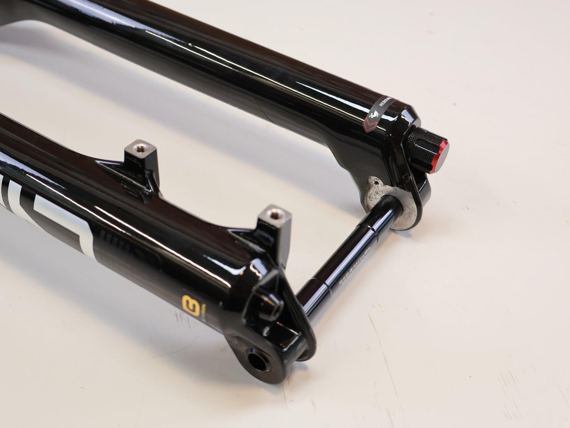 Federgabel von Rock Shox, ROCKSHOX LYRIK ULTIMATE FLIGHT ATTENDANT 29" / 150 MM / BOOST / GLOSS BLACK vor USEDBIKES-OB.DE Hintergrund