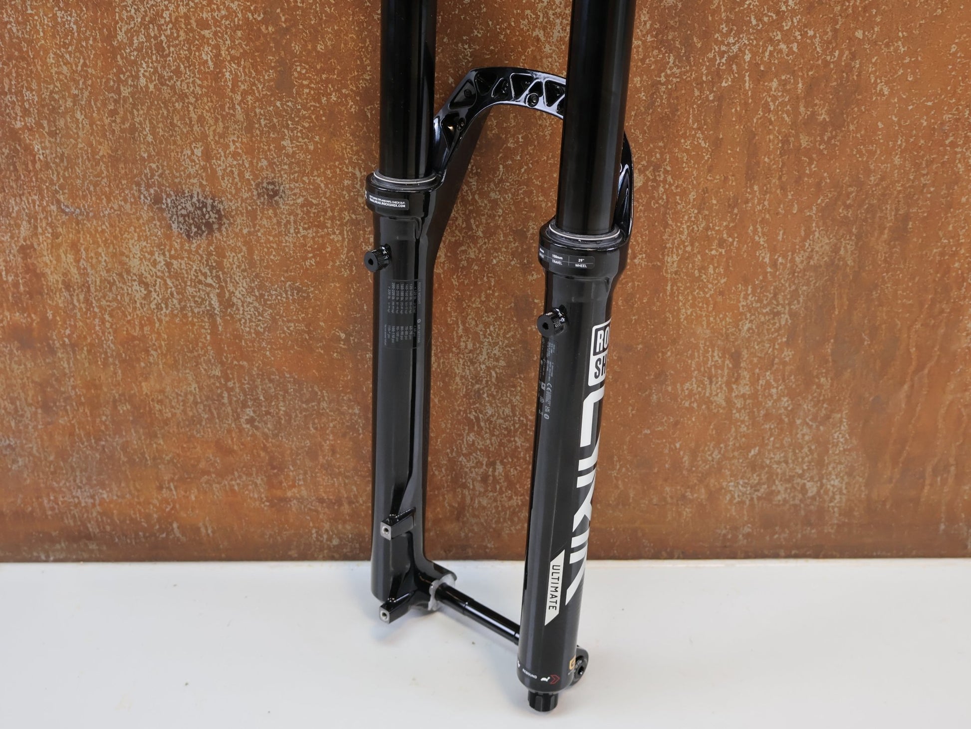 Federgabel von Rock Shox, ROCKSHOX LYRIK ULTIMATE FLIGHT ATTENDANT 29" / 150 MM / BOOST / GLOSS BLACK vor USEDBIKES-OB.DE Hintergrund
