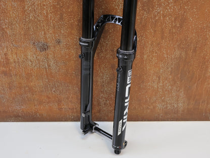 Federgabel von Rock Shox, ROCKSHOX LYRIK ULTIMATE FLIGHT ATTENDANT 29" / 150 MM / BOOST / GLOSS BLACK vor USEDBIKES-OB.DE Hintergrund