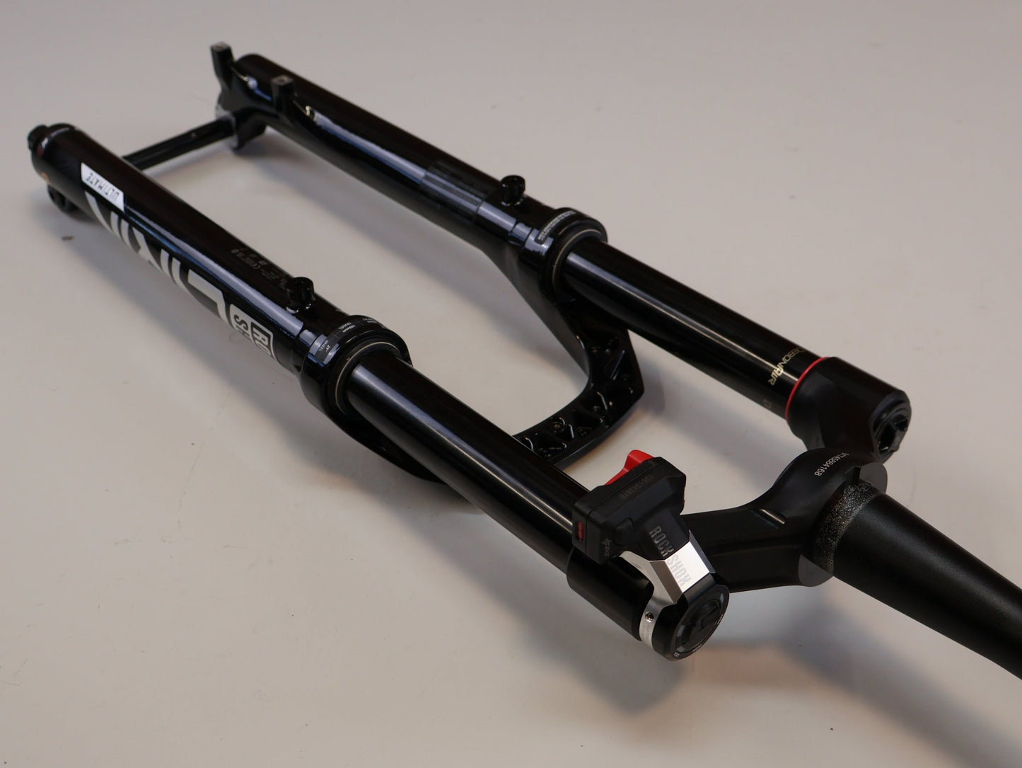 Federgabel von Rock Shox, ROCKSHOX LYRIK ULTIMATE FLIGHT ATTENDANT 29" / 150 MM / BOOST / GLOSS BLACK vor USEDBIKES-OB.DE Hintergrund
