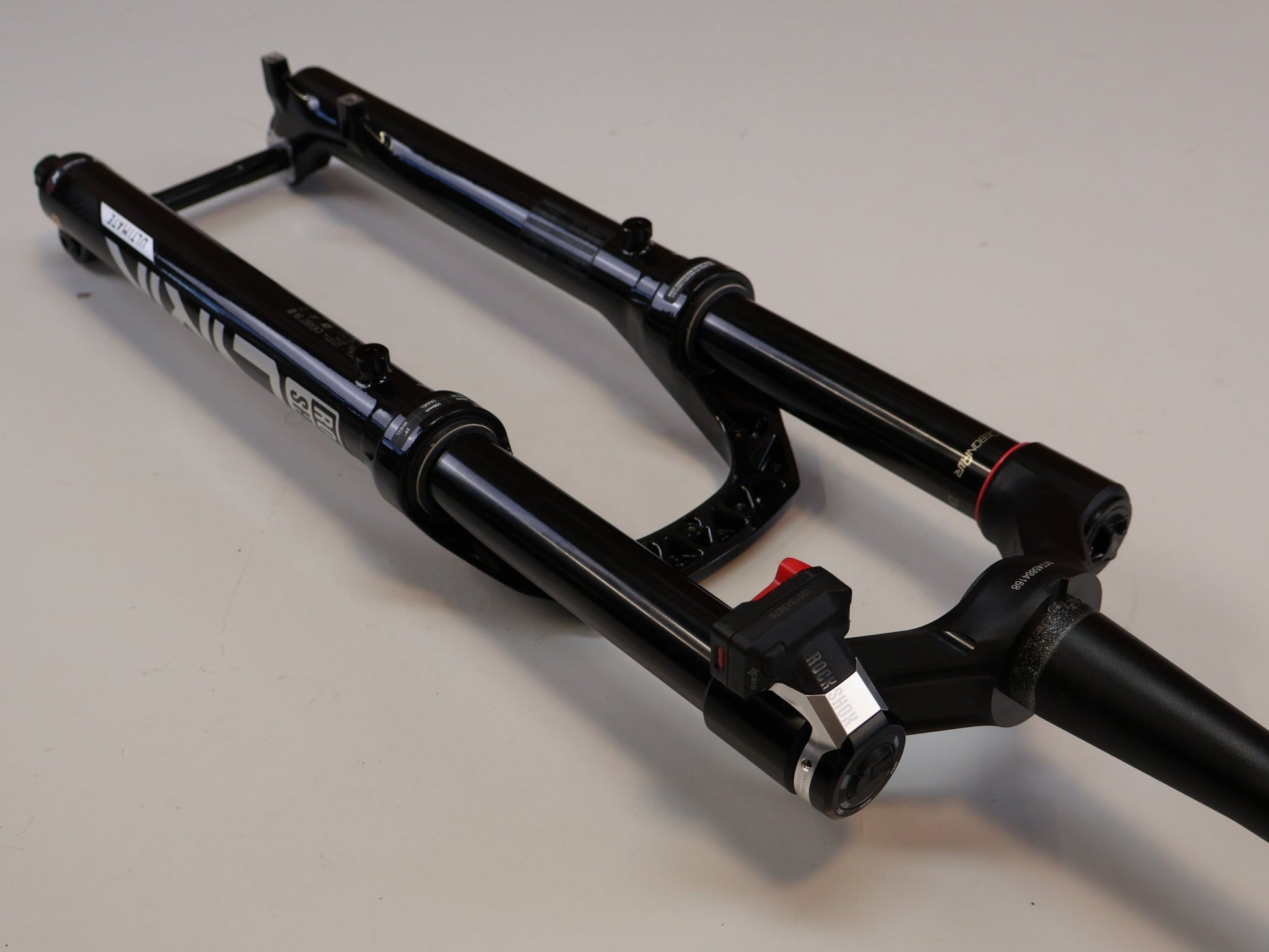 Federgabel von Rock Shox, ROCKSHOX LYRIK ULTIMATE FLIGHT ATTENDANT 29" / 150 MM / BOOST / GLOSS BLACK vor USEDBIKES-OB.DE Hintergrund