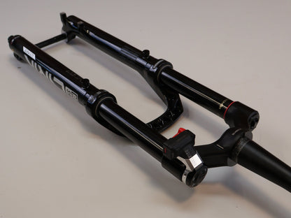 Federgabel von Rock Shox, ROCKSHOX LYRIK ULTIMATE FLIGHT ATTENDANT 29" / 150 MM / BOOST / GLOSS BLACK vor USEDBIKES-OB.DE Hintergrund