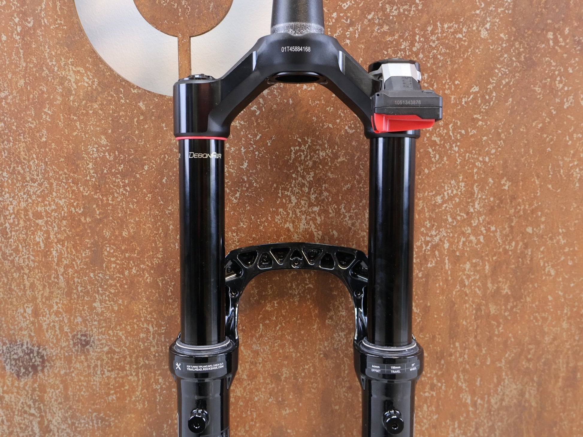 Federgabel von Rock Shox, ROCKSHOX LYRIK ULTIMATE FLIGHT ATTENDANT 29" / 150 MM / BOOST / GLOSS BLACK vor USEDBIKES-OB.DE Hintergrund