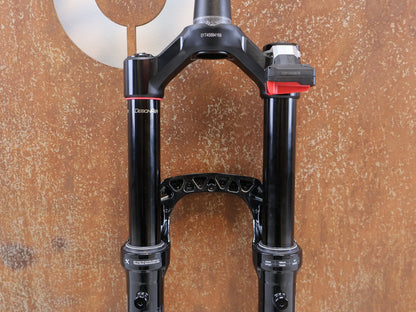 Federgabel von Rock Shox, ROCKSHOX LYRIK ULTIMATE FLIGHT ATTENDANT 29" / 150 MM / BOOST / GLOSS BLACK vor USEDBIKES-OB.DE Hintergrund