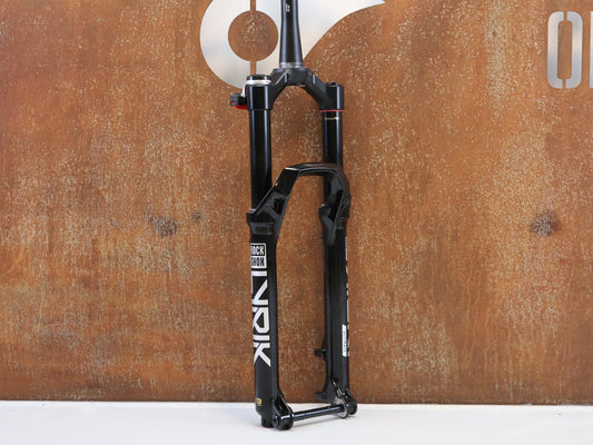 Federgabel von Rock Shox, ROCKSHOX LYRIK ULTIMATE FLIGHT ATTENDANT 29" / 150 MM / BOOST / GLOSS BLACK vor USEDBIKES-OB.DE Hintergrund