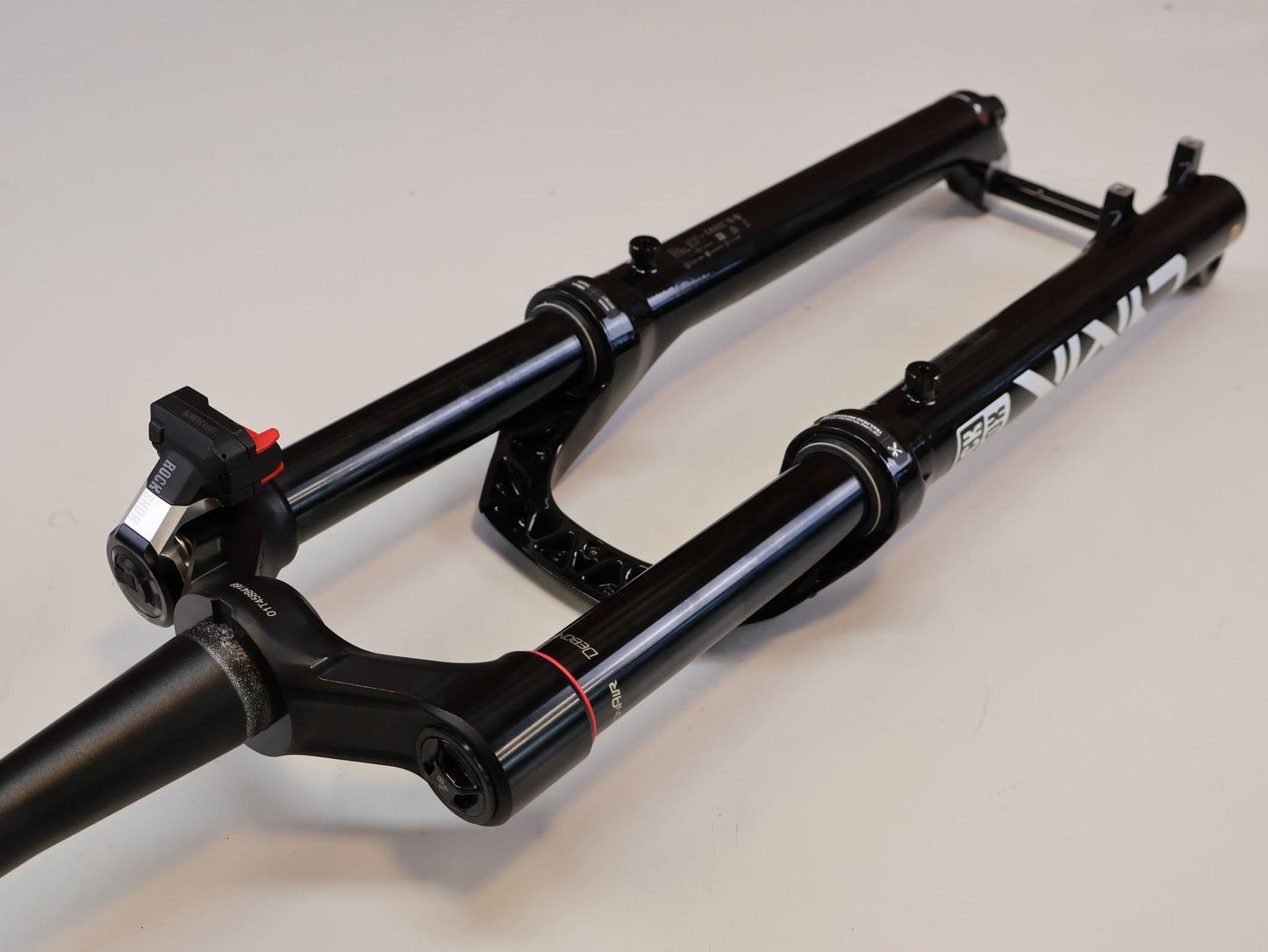 Federgabel von Rock Shox, ROCKSHOX LYRIK ULTIMATE FLIGHT ATTENDANT 29" / 150 MM / BOOST / GLOSS BLACK vor USEDBIKES-OB.DE Hintergrund