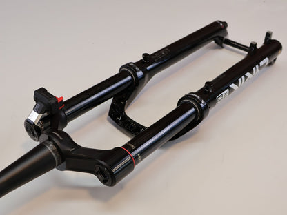 Federgabel von Rock Shox, ROCKSHOX LYRIK ULTIMATE FLIGHT ATTENDANT 29" / 150 MM / BOOST / GLOSS BLACK vor USEDBIKES-OB.DE Hintergrund