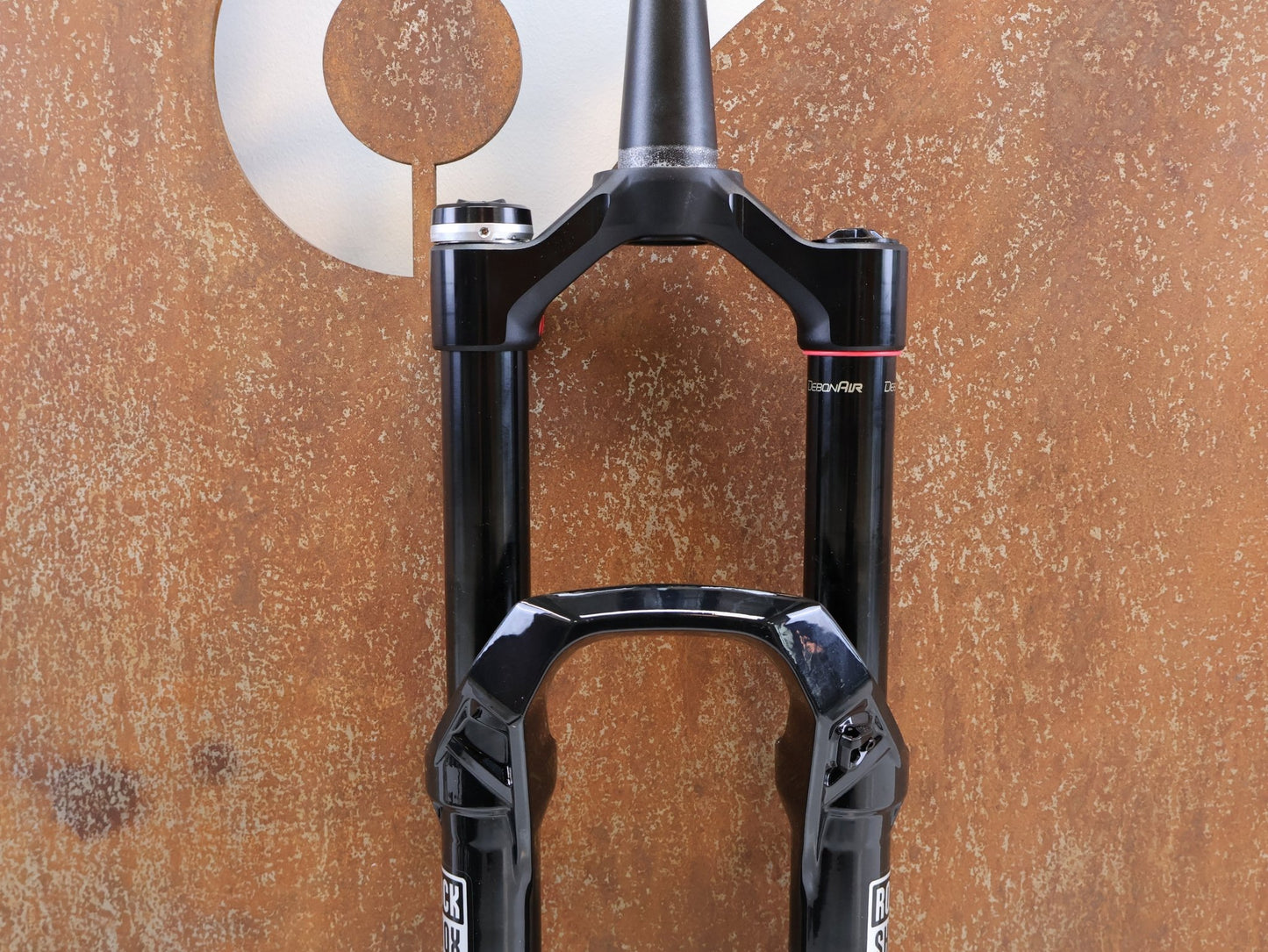 Federgabel von Rock Shox, ROCKSHOX LYRIK ULTIMATE FLIGHT ATTENDANT 29" / 150 MM / BOOST / GLOSS BLACK vor USEDBIKES-OB.DE Hintergrund