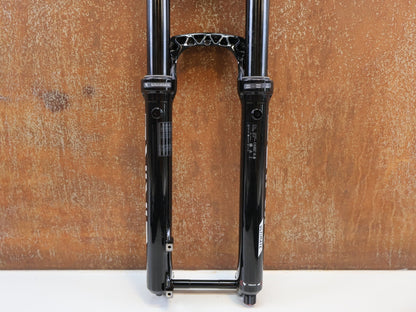 Federgabel von Rock Shox, ROCKSHOX LYRIK ULTIMATE FLIGHT ATTENDANT 29" / 150 MM / BOOST / GLOSS BLACK vor USEDBIKES-OB.DE Hintergrund
