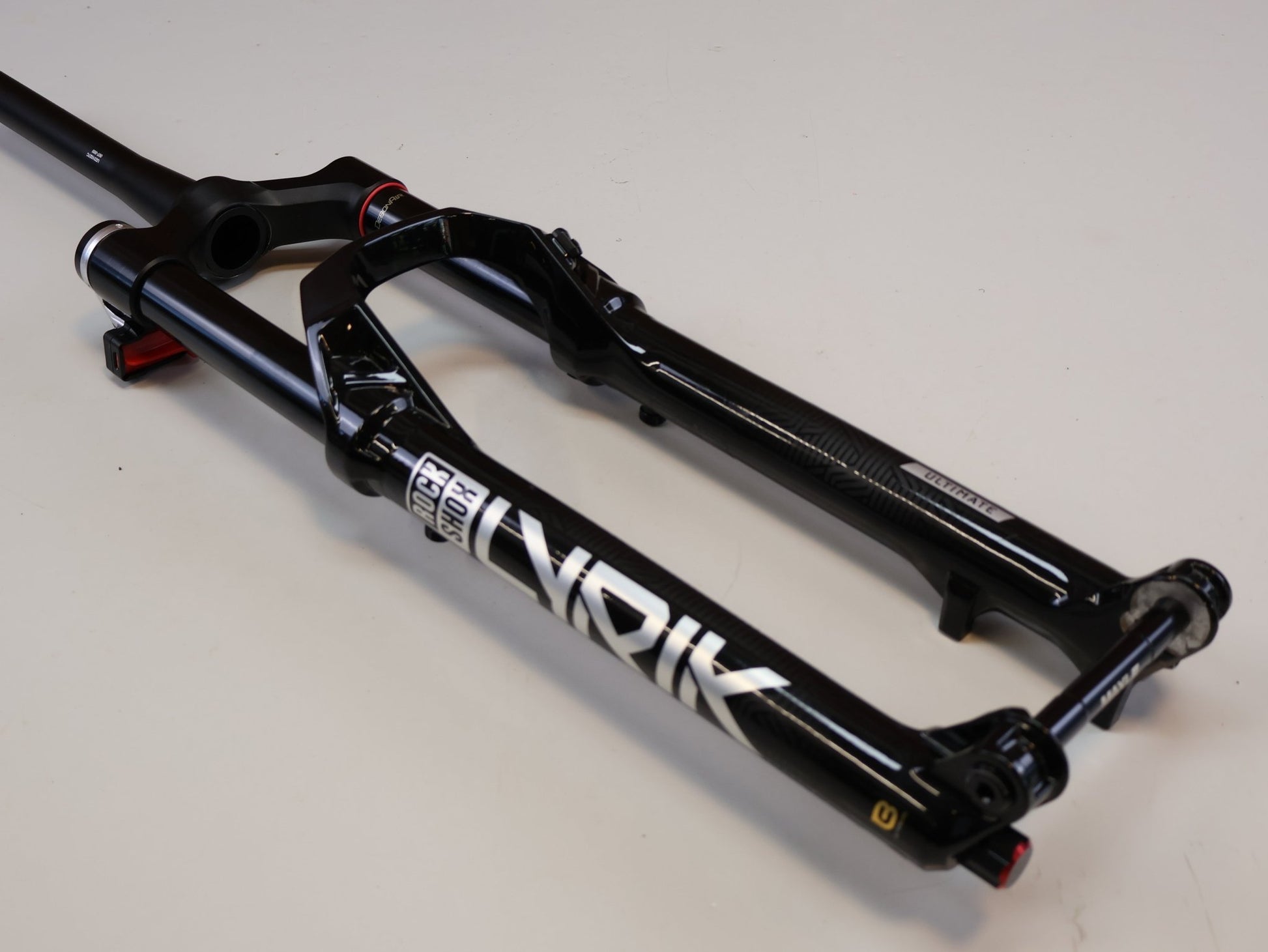 Federgabel von Rock Shox, ROCKSHOX LYRIK ULTIMATE FLIGHT ATTENDANT 29" / 150 MM / BOOST / GLOSS BLACK vor USEDBIKES-OB.DE Hintergrund