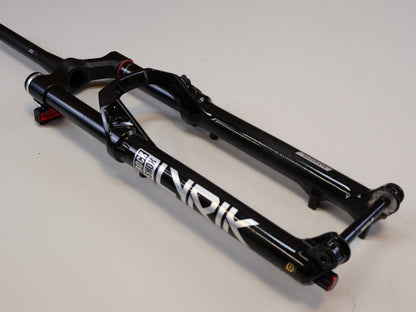 Federgabel von Rock Shox, ROCKSHOX LYRIK ULTIMATE FLIGHT ATTENDANT 29" / 150 MM / BOOST / GLOSS BLACK vor USEDBIKES-OB.DE Hintergrund